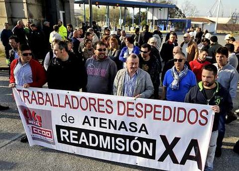 Protesta de los empleados por los despidos de varios compaeros en marzo. 