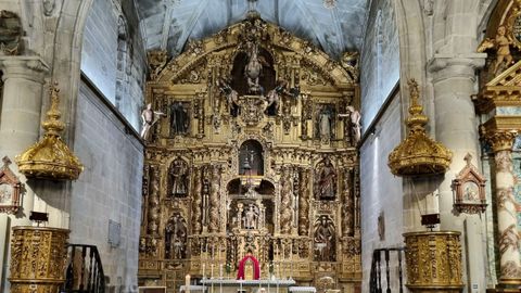 Retablo del altar mayor de la antigua colegiata de Cangas