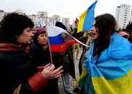 Prorrusos y proucranianos discuten en las protestas que se encontraron en Sebastopol.