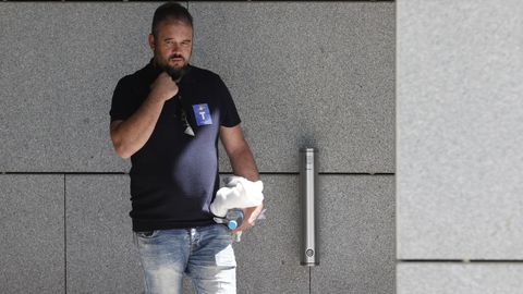 Eduardo Rial, sobrino de Juan Enrique Padn, patrn del Villa Pitanxo, a las puertas de la Audiencia Nacional en su declacin del pasado junio en Madrid.