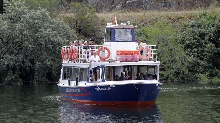 Uno de los barcos de la Diputación de Lugo que cubren la ruta turística del cañón del Sil, en la Ribeira Sacra