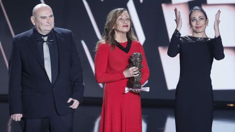 La actriz Eulalia Ramón, en el centro, viuda de Carlos Saura. Sus hijos, Carlos y Ana, recogieron el Goya de Honor durante la gala.