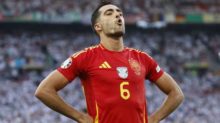 Mikel Merino celebra el gol que le dio el pase a España a las semifinales.