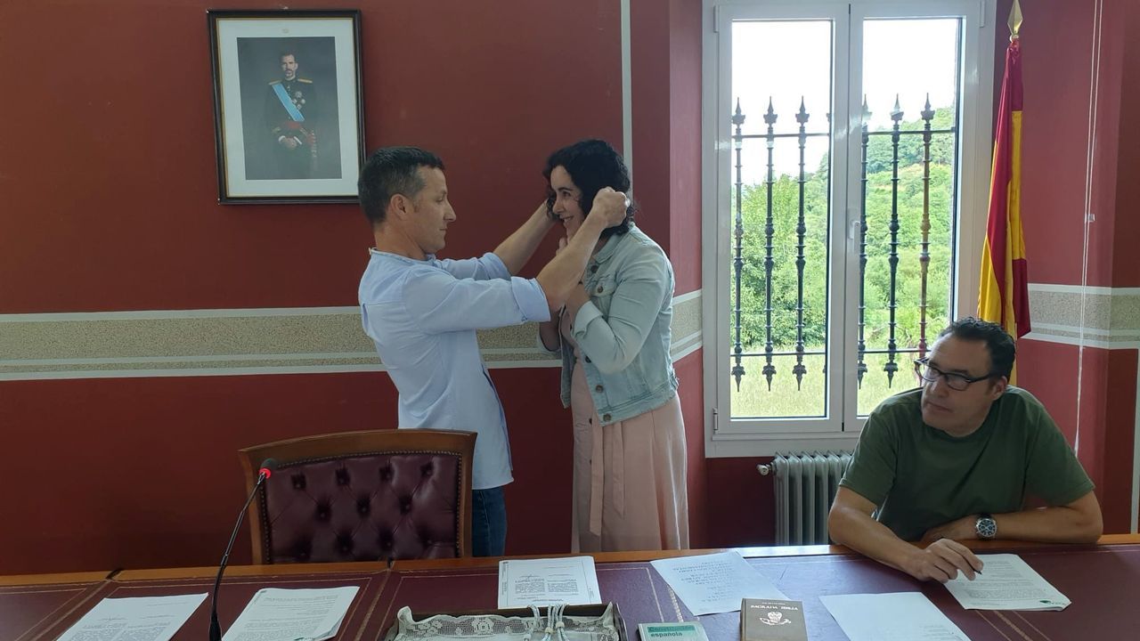 Los concellos de Lugo eligen a sus alcaldes y alcaldesas.Manuel Requeijo, colocando la medalla de representante de la corporación a la concejala del PSOE, Jennifer Gómez.