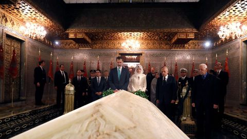 l rey Felipe VI y la reina Letizia participan en la tradicional ofrenda floral ante el Mausoleo donde estn las tumbas de Mohamed V y Hasn II, este jueves, en Rabat, durante la segunda jornada de su visita de Estado a Marruecos
