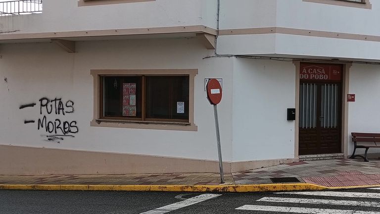 Aparecen pintadas con insultos y un mensaje racista en la sede del PSdeG-PSOE en O Vicedo