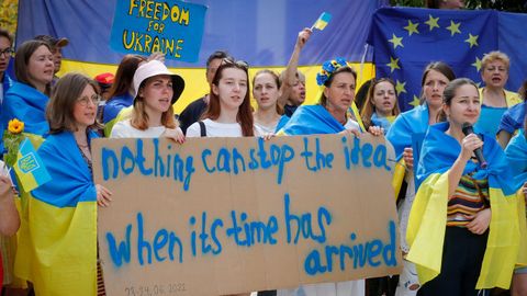 Manifestantes a favor de la entrada de Ucrania en la Unión Europea, a las puertas de la sede del Consejo de Europa en Bruselas
