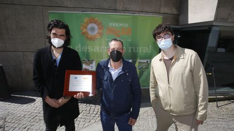 La cooperativa A Carqueixa (con asistencia del director de cine Óliver Laxe, primero por la izquierda, a la entrega) fue premiada en la pasada edición