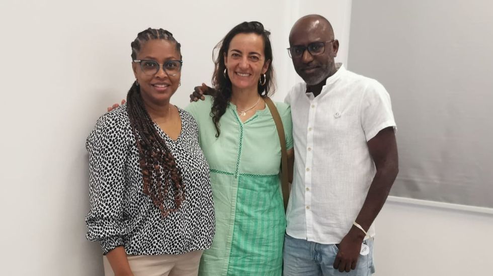 Entrevista a Mar�a Quiroga.Laura Pallar�s (en el centro de la foto), con Clementina Furtado y Paulino Moniz, expertos en g�nero y masculinidades, en Cabo Verde.