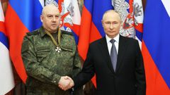 Putin galardon con la orden de San Jorge al general Sergui Surovikin en diciembre del 2022 antes de ser sustituido como jefe al mando de las tropas desplegadas en Ucrania 