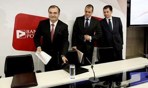 Ron (izquierda), al inicio de la presentacin de las cuentas del 2012 del banco.