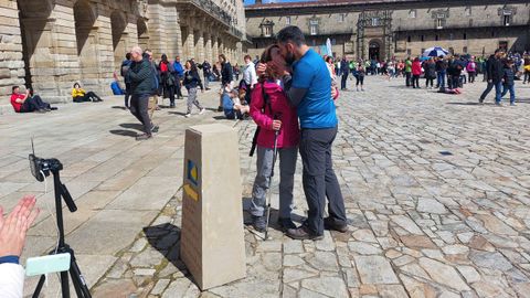 Silvia y Miguel se besan en la plaza del Obradoiro, en Santiago, este domingo, 28 de abril