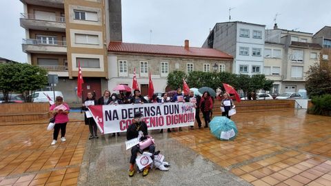 Protesta de trabajadoras de ayuda a domicilio frente al consistorio monfortino