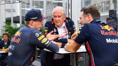 Max Verstappen, Helmut Marko y Christian Horner.Max Verstappen, Helmut Marko y Christian Horner en el motorhome de Red Bull