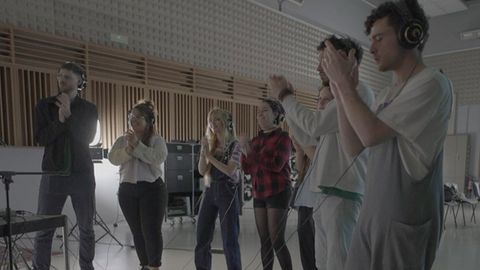 Varios dos artistas participantes en Sonemerxente nunha gravación.