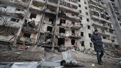 Un hombre camina ante un edificio afectados por los bombardeos en una zona residencial de Kiev