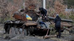 Unos nios juegan en un carro de combate ruso destruido por el Ejrcito ucraniano en un pueblo de la periferia de Kiev, a finales de marzo del 2022.