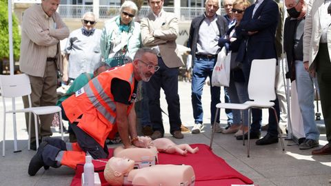 Un enfermero de Cruz Roja enseñó en la Praza Maior las maniobras de reanimación
