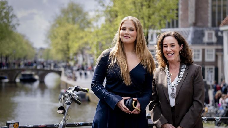 Amalia de Holanda luce un bolso de Zara en uno de sus actos más especiales como heredera al trono