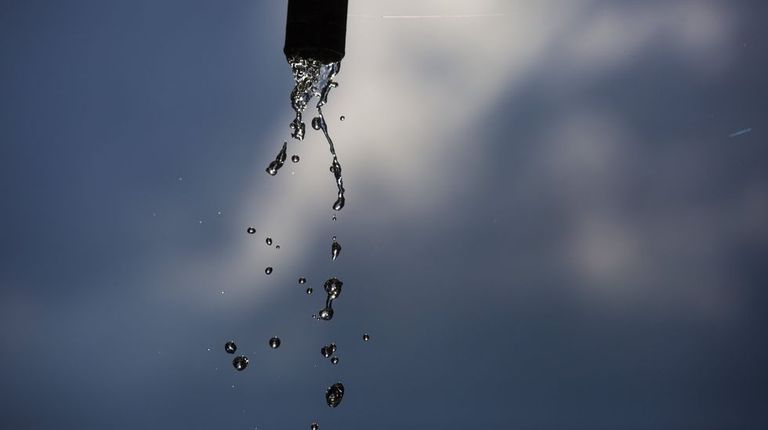 Una rotura de tubería deja Caión sin agua