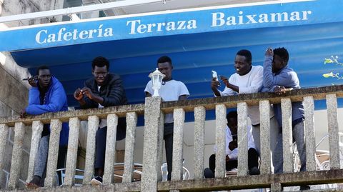 Seis de los 54 inmigrantes subsaharianos que llegaron en la madrugada del jueves en autocar al hotel Baixamar de Sanxenxo,apoyndose enel traductor del mvil para hacerse entender.