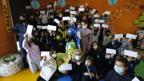 Alumnos del Luis Vives con las cartas que enviarn a los pequeos de un colegio de La Palma