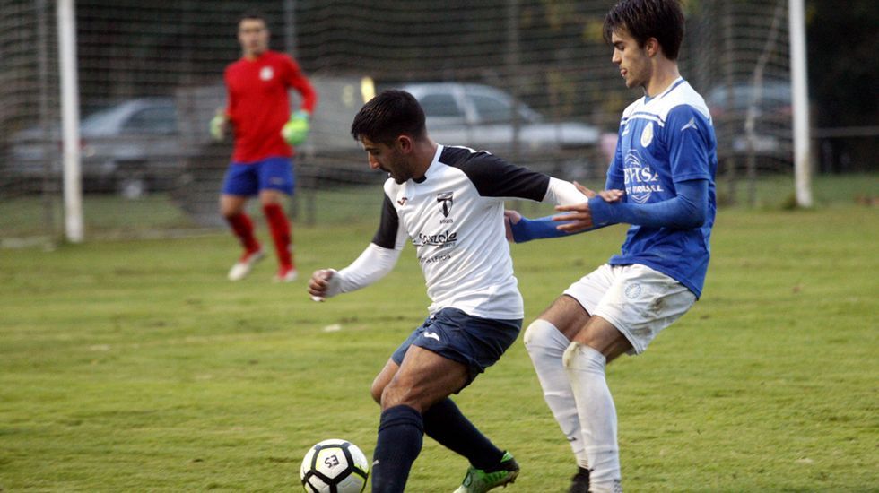El artesano y escultor autodidacta C�ndido Canedo tiene expuestas sus creaciones junto a su casa de Vidueira