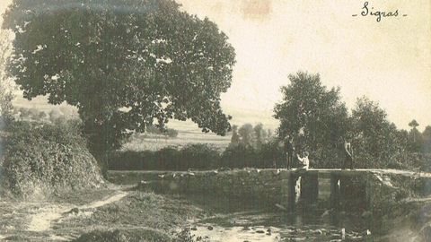 Fotografía inédita de 1915 en la que se ve a José Sellier, de pie con un bastón, en Sigrás, en un puente sobre el río Valiñas.