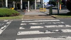 Paso peatonales desgastado en la avenida de Esteiro