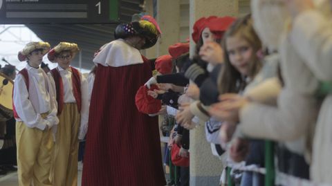 Cientos de personas acudieron a la estacin de Monforte a recibir a los Reyes Magos