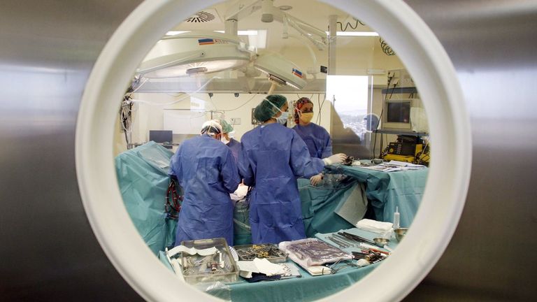 La espera para las operaciones más graves crece en Vigo en diez días