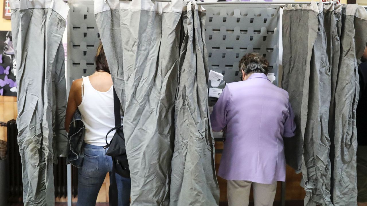 Votantes en un colegio electoral de Oviedo