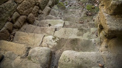 Escaleras de piedra en una de las antiguas viviendas de Areas o Vello