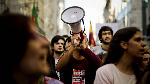 Manifestantes por las calles de Lisboa.