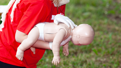 La maniobra de Heimlich puede variar segn la edad del menor y su tamao.