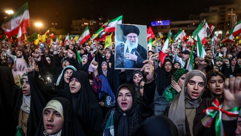 Trump pospone la decisión sobre el acuerdo con Irán y choca con los líderes islamistas