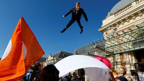 Trabajadores en huelgan mantean a un muñeco que representa al presidente Macron.