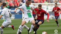 Lolo protege el bal�n ante Ib��ez en un Osasuna-Extremadura