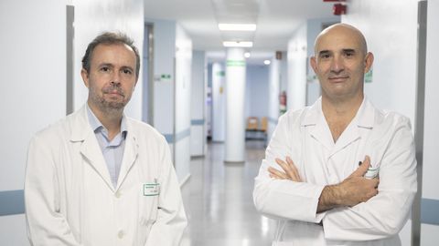 El jefe de servicio de digestivo, Santiago Vázquez, y el radiólogo intervencionista Mariano Magallanes