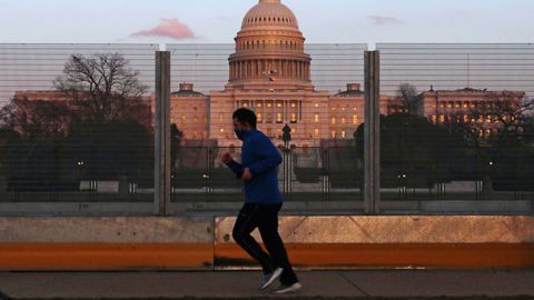Una persona hace deporte con el Capitolio de Washington de fondo