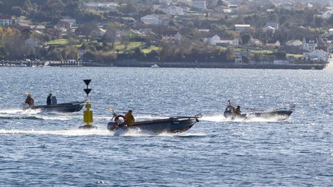Imagen de archivo de marisqueo a flote en la ra de Ferrol