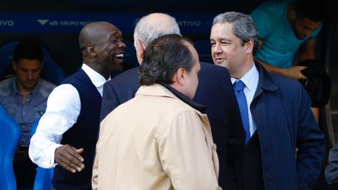 Seedorf y Tino Fernández charlan antes del inicio del partido