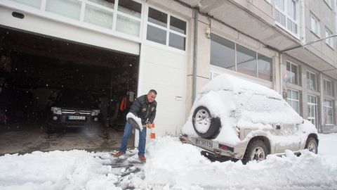Los vecinos han tenido que retirar la nieve de las entradas de sus garajes