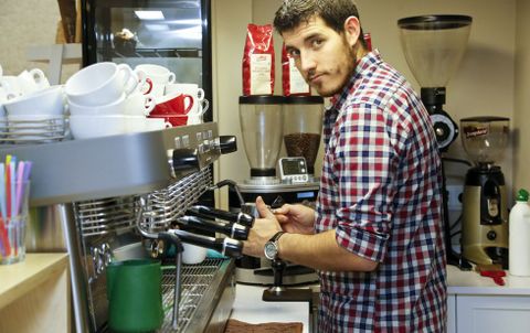 Luis Blanco maneja la mquina de caf de su local en Vigo, The Coffe Land, que es su primer negocio propio. 
