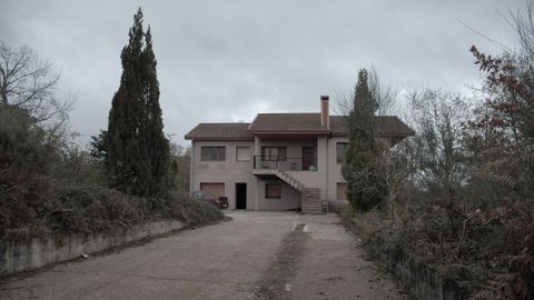Vista exterior de la vivienda que lleva meses okupada.