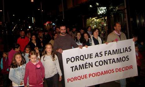 Imagen de la marcha silenciosa que protagonizaron padres y alumnos del colegio Frei Lu�s. 
