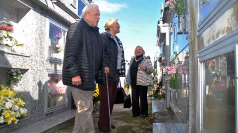 Fernando Rodríguez vino de Madrid para visitar las tumbas de sus seres queridos en Monforte. En la foto, con su hermana Aurora y su mujer, Feli González