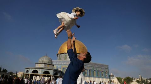 Un hombre palestino juega con su hijo, arrojndolo al aire, en Jerusaln