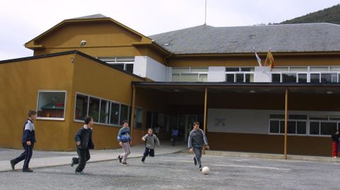 Nios jugando en el exterior del colegio de Seoane, en una foto de archivo