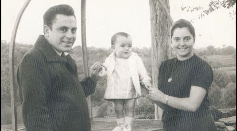 Xela Arias cos seus pais nos seus anos viviendo la Granxa Escola Barreiros, no concellos de Sarria, onde o seu pai foi mestre